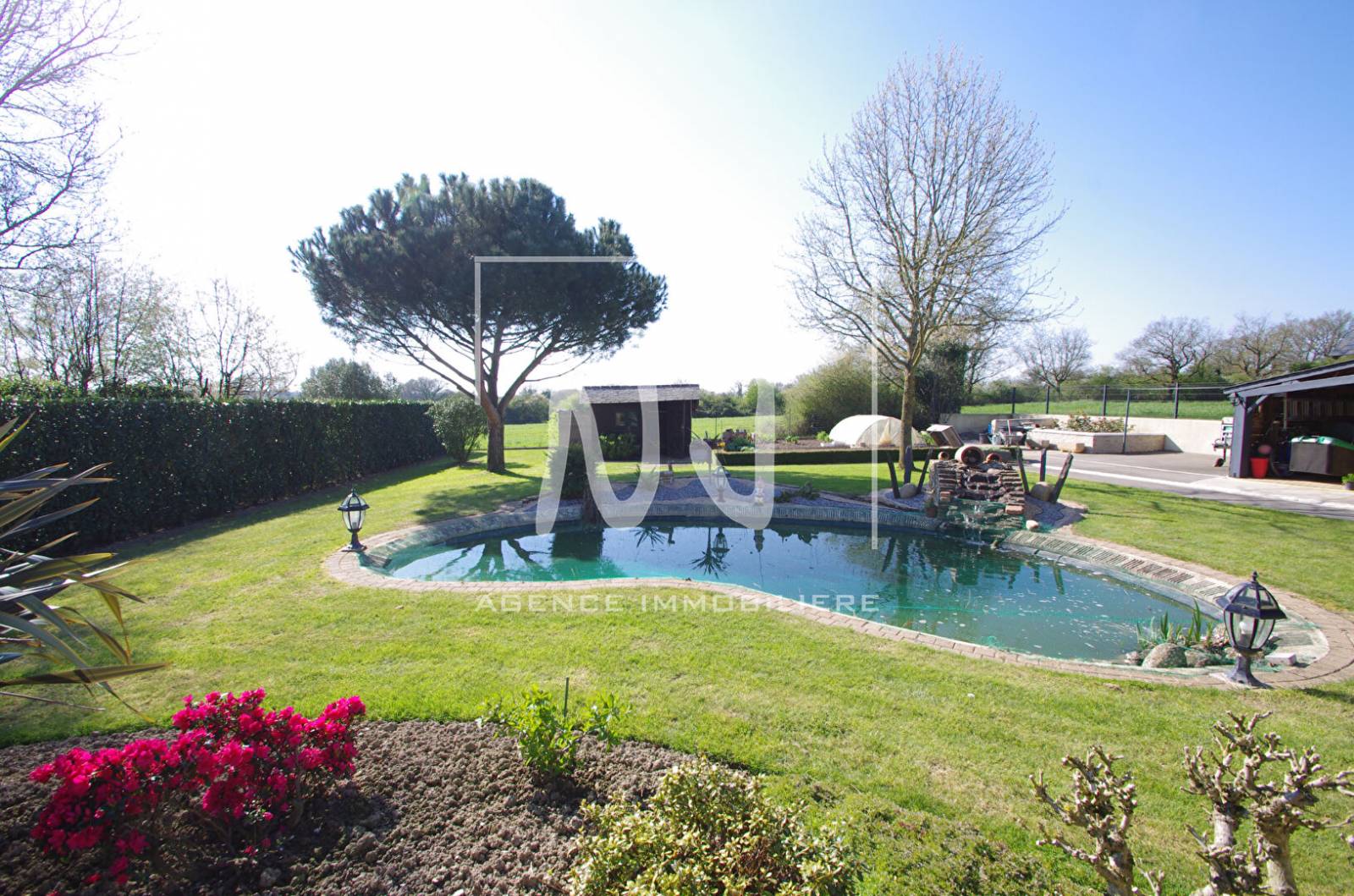 Bel espace jardin avec point d'eau