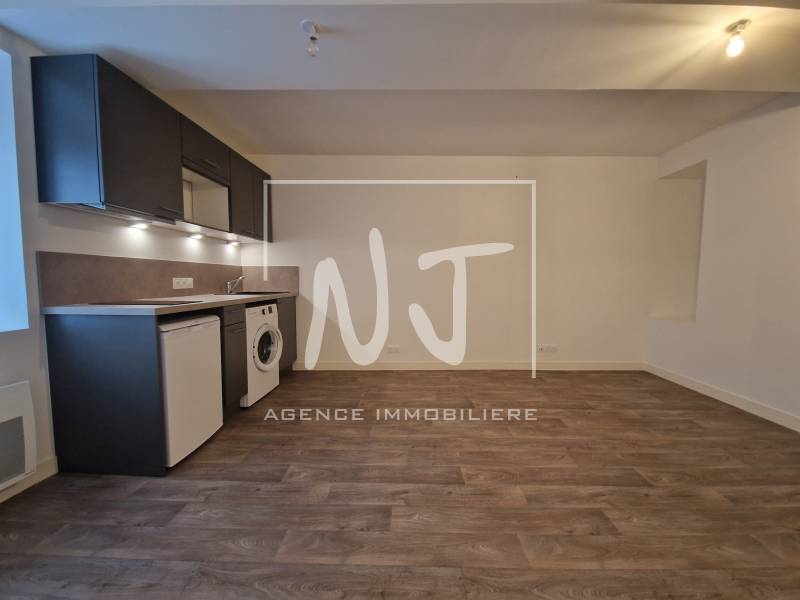 Déjà loué - APPARTEMENT A LOUER Trélazé centre-ville T1 refait à neuf