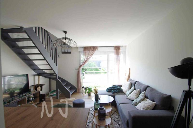 Appartement avec pièce de vie donnant sur un balcon
