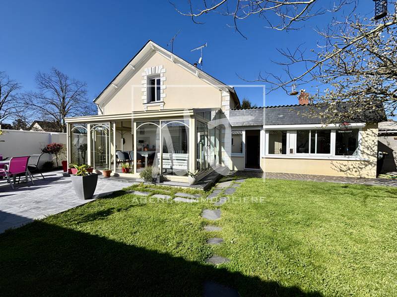 Maison familiale 3 chambres avec jardin, garage et dépendances à vendre à Trélazé