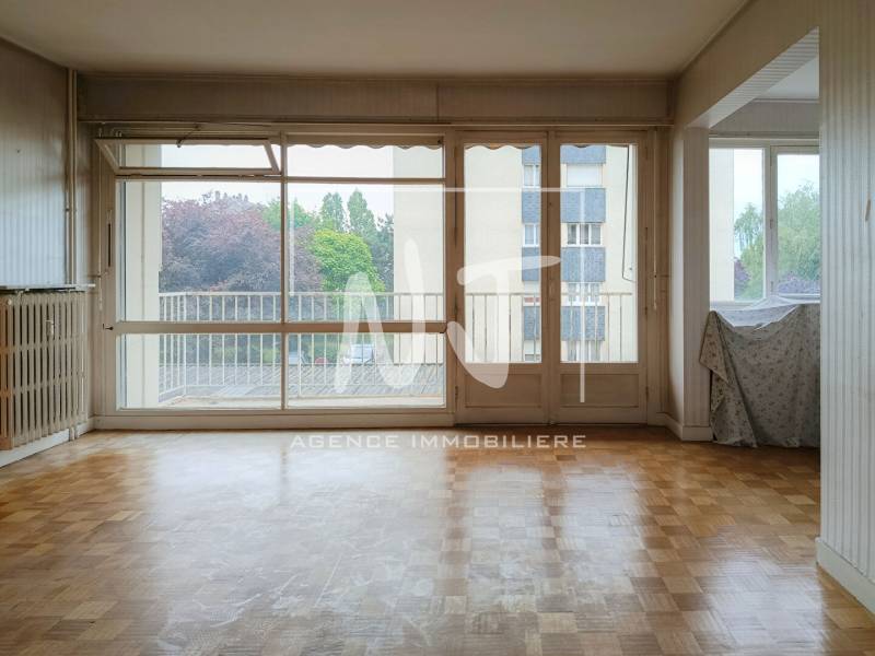 Appartement à rénover de 2 chambres avec balcon à vendre à Angers