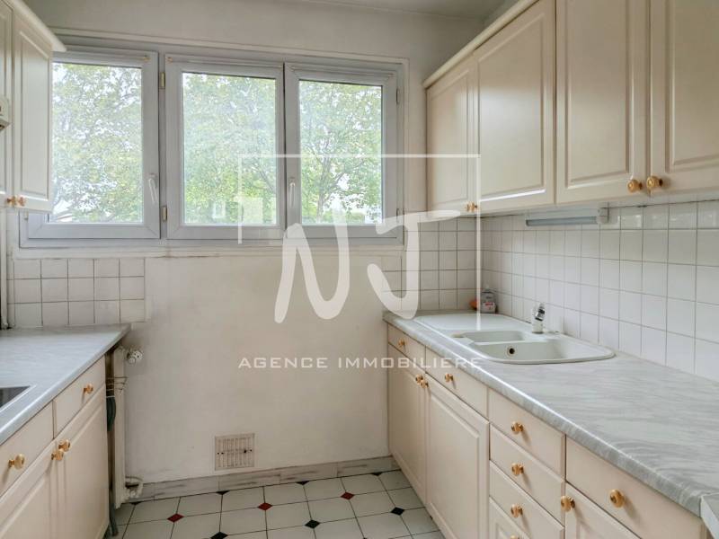 Appartement à rénover de 2 chambres avec balcon à vendre à Angers