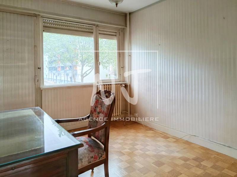 Appartement à rénover de 2 chambres avec balcon à vendre à Angers